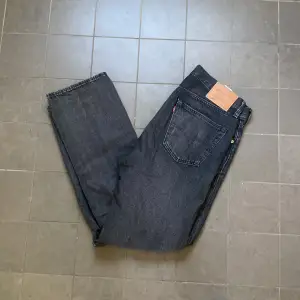 Säljer dessa Levis 501 jeans i storlek 33/32, skicket är 9/10 och inga defekter förekommer, pris: 199 kr