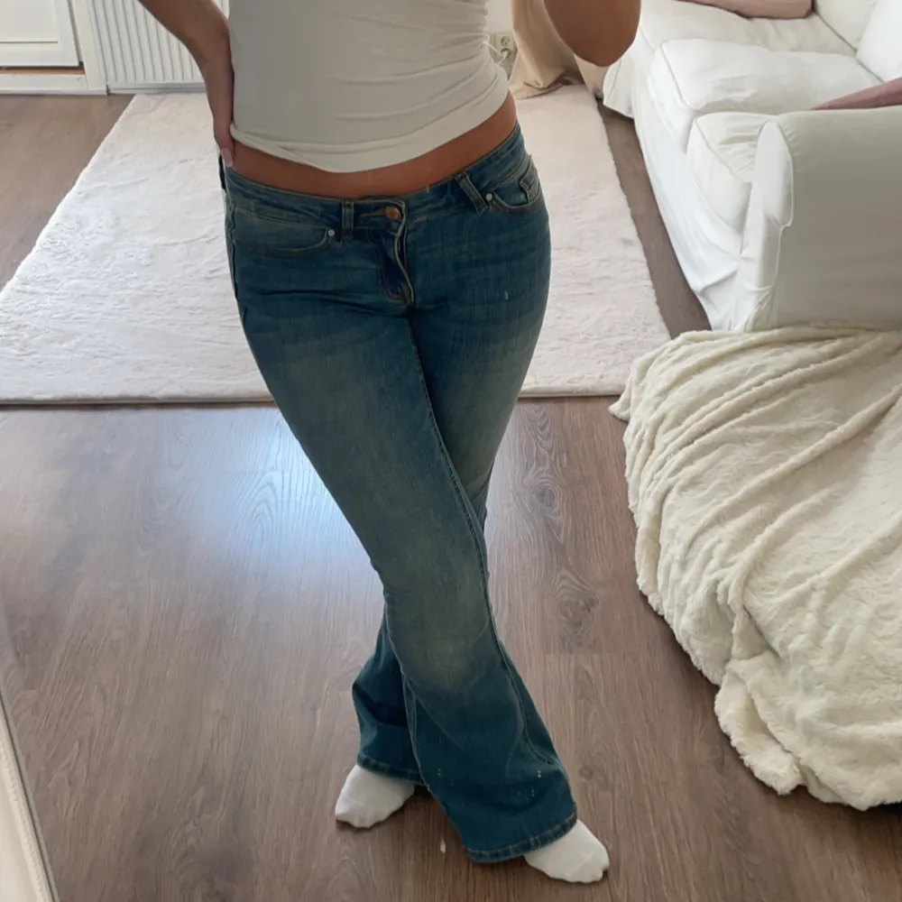 Lågmidjade bootcut jeans från Vero Moda. Endast använda 1 gång och stretchiga i materialet. Innerbenslängden är 82cm och midjemåttet rakt över är 35cm. Skriv för fler bilder😊. Jeans & Byxor.