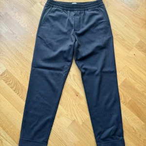 Filippa K Terry cropped trouser  - Sparsamt samband  Storlek 46 (passar S skulle jag säga)  Nypris 1700kr  Färgen är brun/choklad 