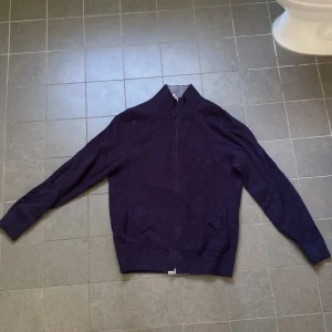 Massimo dutti cardigan - Säljer denna schyssta Massimo dutti cardigan storlek M, pris: 349 kr, kan diskuteras vid snabb affär