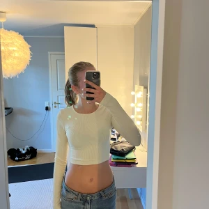 Tajt tröja - Jag säljer en tajt magtröja från Gina. Den är i en fin lite ljusgul färg och är i stretchigt material. Storlek xs och inga skador.💞