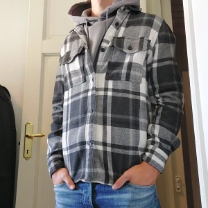 Overshirt Herr - Schysst overshirt från HM i nyskick, storlek S, kan passa M också.   Passar bra till hösten! 