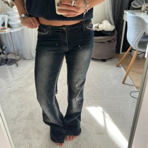 Lågmidjade utsvängda jeans  - Såå snygga och unika utsvängda lågmidjade jeans med så cool tvätt😇😇