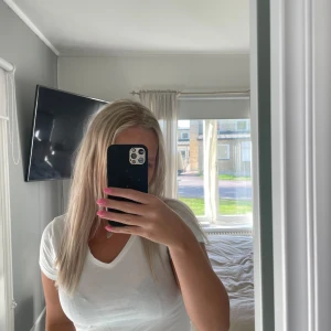 T-shirt - Vit v-ringad t-shirt i normal längd men superfin basic t-shirt