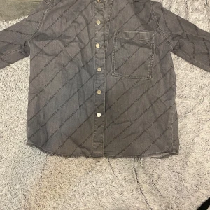 Axel Arigato Jeansjacka - Strl M. Bra skick då den knappt är använd. Oversized