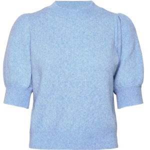 Ljusblå stickad tröja - Säljer en superfin ljusblå stickad tröja med korta puffärmar. Den har en rund halsringning och ribbade kanter som ger en snygg passform. Perfekt för vår och sommar!  Pris går att diskutera.  Frakt kostar 50