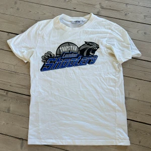 Trapstar Shooters T-Shirt - Snygg tisha, men har tyvärr gula fläckar under armhalorna därav det laga priset Storlek S