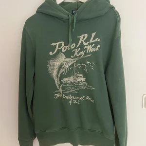 Ralph lauren hoddie - Säljer denna eftertraktade Ralph Lauren hoodie. Ganska använd men ser väldigt bra ut 😁. Köpte i USA för bara några månader sedan. Den är i storlek M men fungerar för S också 🤩vara skriva vid funderingar. 