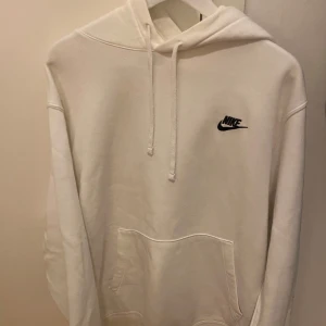 Vit Nike hoodie  - Vit Nike Hoodie i storlek XL använd men är i bra skick.