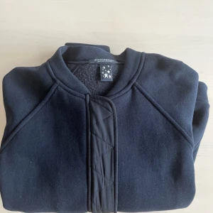 Kofta från Scotch & Soda - Inprincip oanvänd kofta från Scotch & Soda. Säljs då den inte används. Storlek 1, ca Small/medium