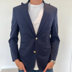 Kavaj - J.Lindeberg - Skick: 8/10 Använd fåtal gånger Strl: 46 Modellen är 185cm lång