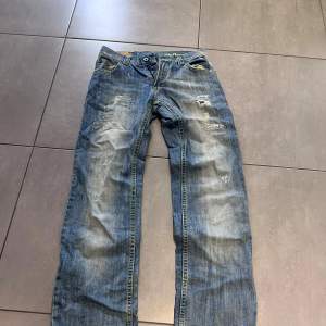 Snygga dondup jeans till damerna!  Midje mått 34cm Längd 102cm