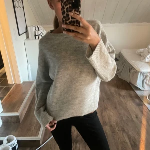 grå stickad tröja - säljer nu min stickade tröja i storlek M då jag inte använder den 😊