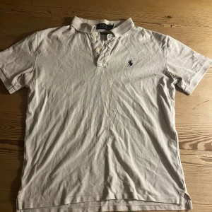 Ralph Lauren Pike - Snygg piké utan några fläckar eller hål.  säljes för att den är för liten. 