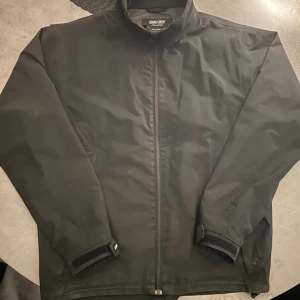 Fin vindjacka  - Vindjacka i bra skick. Nypris runt 3000kr kan gå ner vid snabb affär.