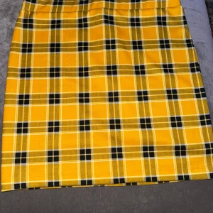 Fint kjol  - En jätte fint kjol från Divided by H&M. Mjuk material. Det är fint till höst outfit tillsammans med en överrock. Använde den bara 1 gång. Den är ganska ny. 