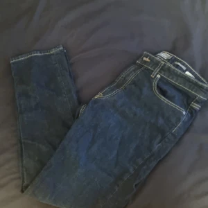Jeans - Dessa mörkbkåa jeans från dressman är i fint skick då jag köpte helt fel storlek. Dem är en regular fit och storleken är 36-32. 