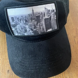 Gårda keps new york - Gårda keps i sammet med manhattanbild. 