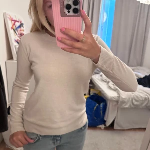 Tröja  - Ljus rosa/ beige långärmad tröja från m&s i London. Aldrig använd!