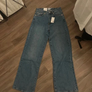 Jeans - Säljer dessa jeans då jag inte tyckte modellen passar mig. För att se hur de sitter på, se min andra annons på likadana bara annan färg.