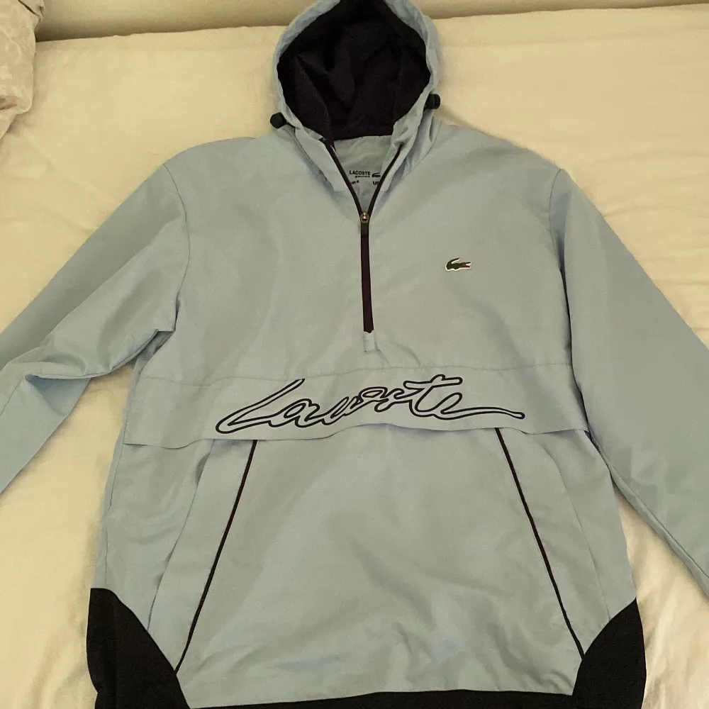 denna baby blå Lacoste tracksuit är helt perfekt för hösten, vill du att byxorna ska vara mer baggy? Så finns de en dragkedja som du kan dra upp för o göra den emr baggy, pris kan diskuteras.. Hoodies.