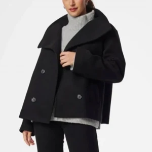 Svart Höts kappa - Säljer denna kappa perfekt till höst! Kappan är en del använd och lite nopprig därav priset! Kappan har även små hål i fickan men syns dock inte och fickorna funkar bra!  Orginalpris: 899