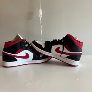 Jordan 1 mid som jag knappt  har använt någonting så bättre att sälja   Skick 9/10  Storlek 44   Ett par crease skydd följer med på köpet   Bara att skriva om du har någon fråga 