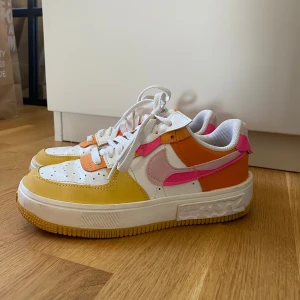 Nike air fontanka  - Nike air fontanka i väldigt fint skick   Storlek 37.5 men funkar även för mig som i vanliga fall har 38.5 