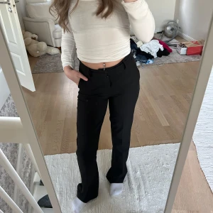 Kostymbyxor  - Säljer ett par kostymbyxor från bikbok i storlek 34🤍 Inte jättemycket använda och mycket bra skick! Säljer då som är lite lång på mig, jag är 160cm💕