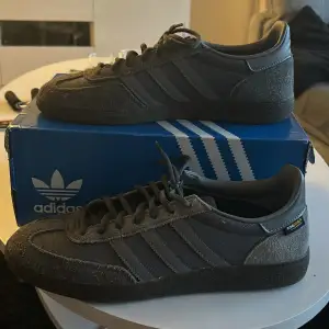 Jag säljer mina nästintill oanvända Adidas Spezial i storlek 45 1/3 (sitter som 44,5).  Skick 10/10 endast använda 2 ggr. 