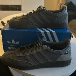 Adidas Spezial - Jag säljer mina nästintill oanvända Adidas Spezial i storlek 45 1/3 (sitter som 44,5).  Skick 10/10 endast använda 2 ggr. 