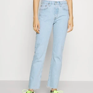 Levi's jeans cropped - Använd ett fåtal gånger, som ny Passar storlek M