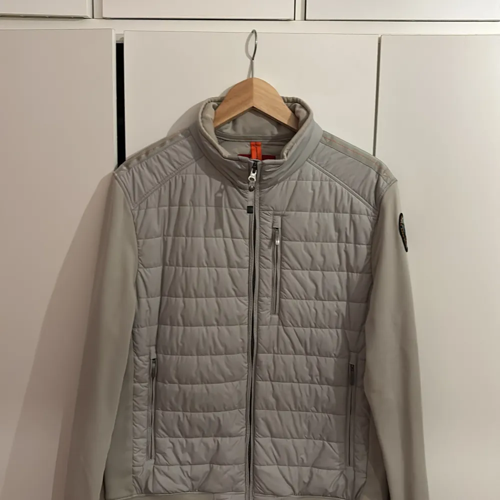 Säljer en sprillans ny parajumpers Elliot jacket i champanj vit/beige/grå färg i storleken M, som inte kom till användning. Nypriset ligger runt 4500kr, vid flera frågor och funderingar tveka inte att kontakta mig!. Jackor.