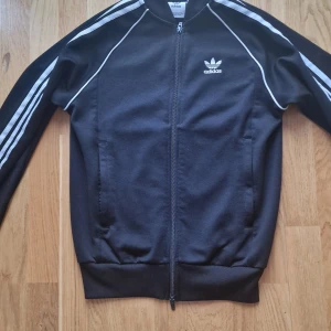 Adidas Original - Skick 8/10, använt några gånger. Säljer denna adidas tröja då jag inte använder den längre, skriv om du är intresserad.