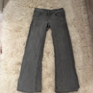 Gråa low waist jeans  - Snygga low waist från Gina tricot, storlek 134, bra skick 
