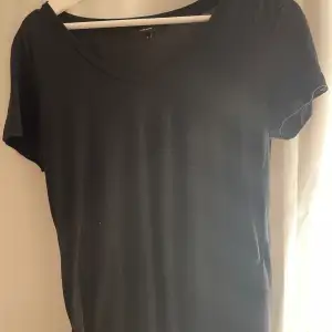 Svart tunn T-shirt från vero moda