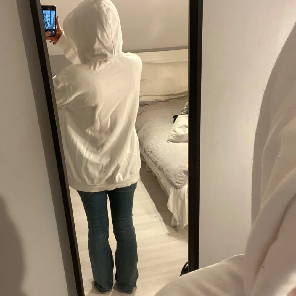 Säljer en superbekväm vit hoodie från H&M i storlek XL. Super go att gå runt hemma i. Tröjor & Koftor.