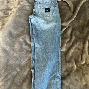 Calvin Klein jeans - Sparsamt använda, sitter extremt snyggt. Storlek 14 pr/XS/S