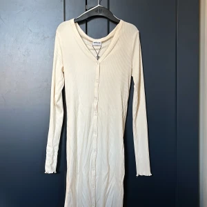 Klänning Nelly - Storlek xs. Lappen kvar oanvänd. Priset kan diskuteras💗