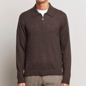 Tiger Of Sweden Half Zip - Nyskick, endast använd fåtal gånger. Storlek M i mörkbrun färg. Perfekt nu till hösten 🍁Nypris 1999, mitt pris 599!