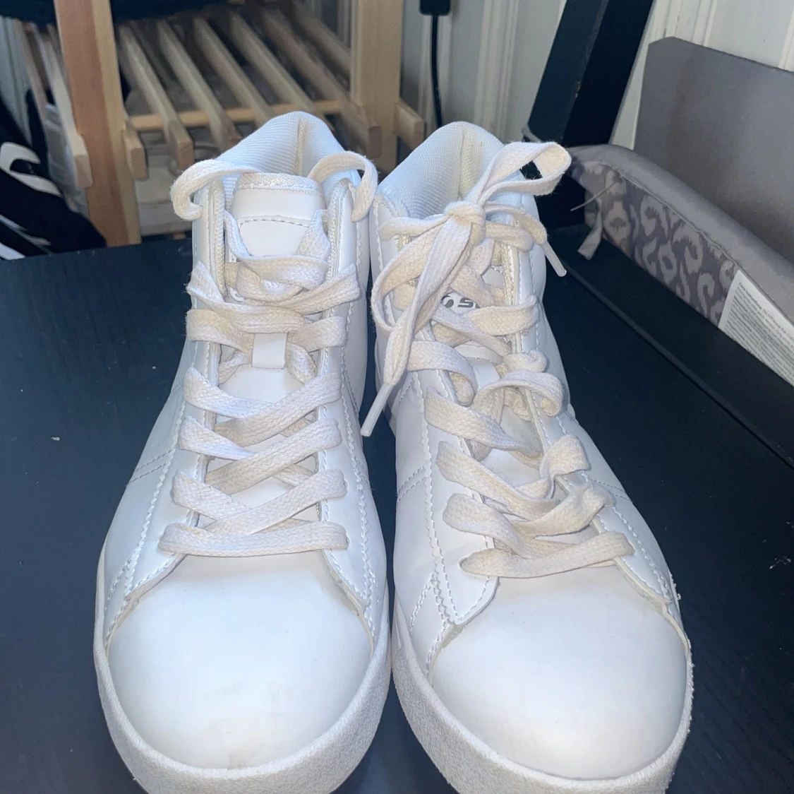 Ett par vita sneakers  - 91