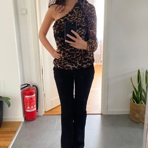 Leopard blus - Sååå snygg leopardmönstrad blus. 💖Det står ingen storlek men skulle säga att den passar allt från xs-m. 🥰