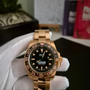Seiko mod (Root Beer) - Custom watch in rose gold color with an automatic Seiko NH36 movement.  Sapphire crystal Case size is 40mm excluding crown  *Note that altough the movement itself is produced by Seiko this watch is custom built and not an official Seiko product.  