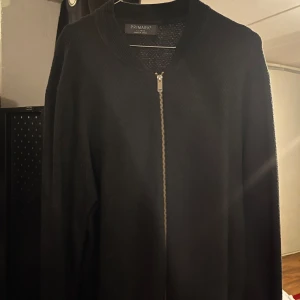 Grå cardigan  - En grå cardigan i bra skick från primark. 