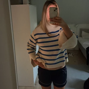 stickad träja - jättefin stickad tröja från carin wester som inte kommer till användning! skriv för fler bilder, priset kan diskuteras!!💓