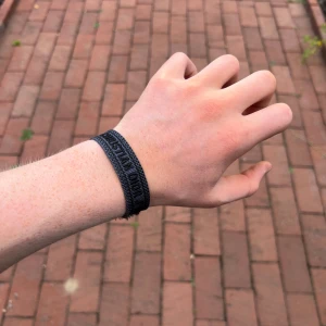 Dior armband - Skit snyggt armband i dunder skick. Kan sänka mig lite i pris. 