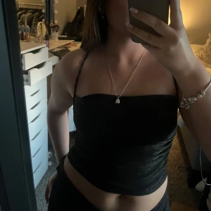 Glittrig topp - Jättefin glittrig topp, endast använd en gång!💞Perfekt till fest!!  Skriv vid frågor💞