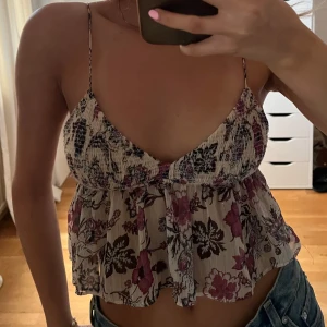 Zara topp  - Superfin topp ifrån zara. Lite slitning på snöret där bak se bild 2. 