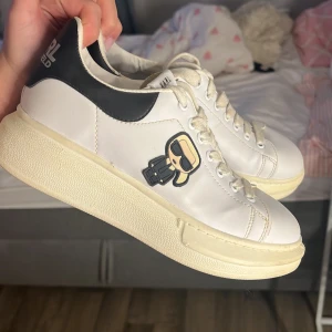 Karl Lagerfeld  - Använda en del 🤍  storlek 38.5 men passar 39 också 😜