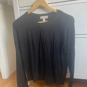 Stickad kofta  - Jättesöt kofta i nyskick! Säljer då den inte kommer till användning. Hör av dig vid intresse!💕😊